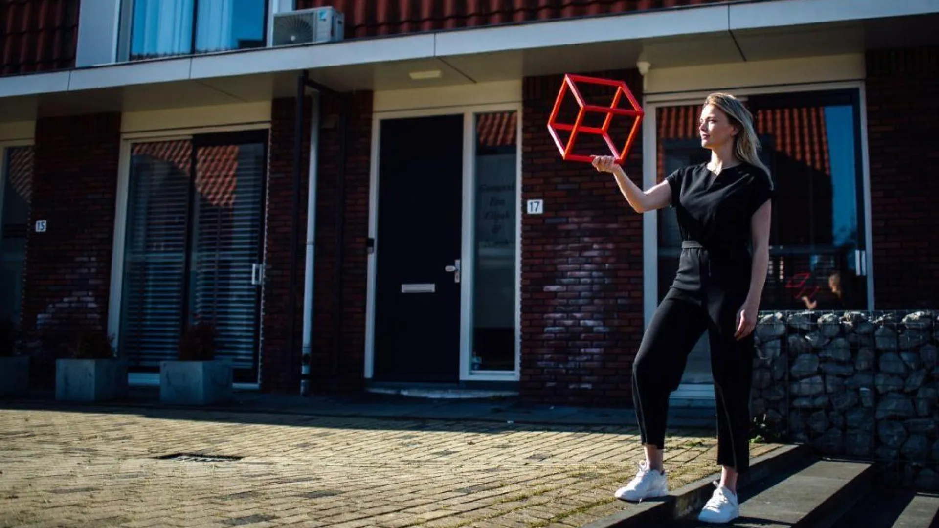 Sfeerbeeld Quion met vrouw met kubus voor woning