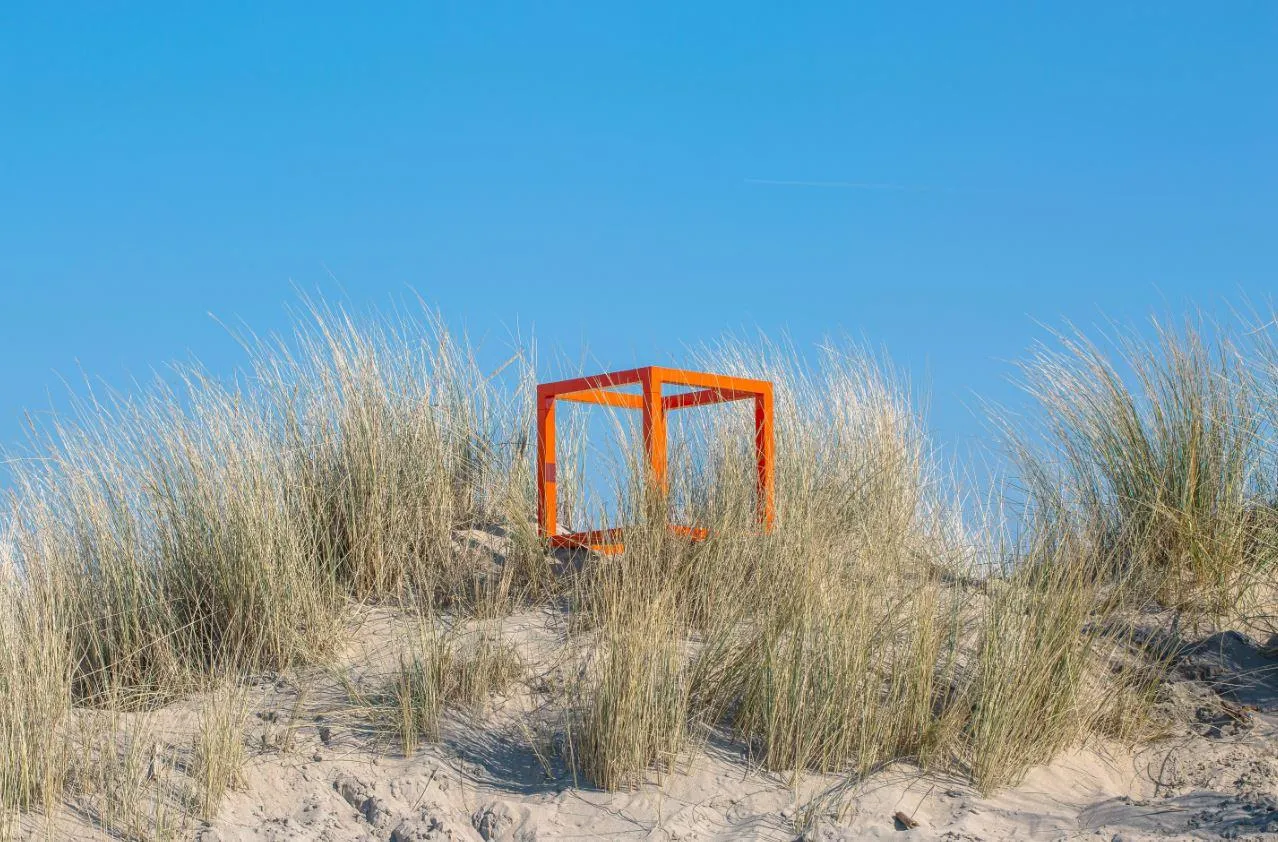 Sfeerbeeld Quion. Kleine kubus in de duinen